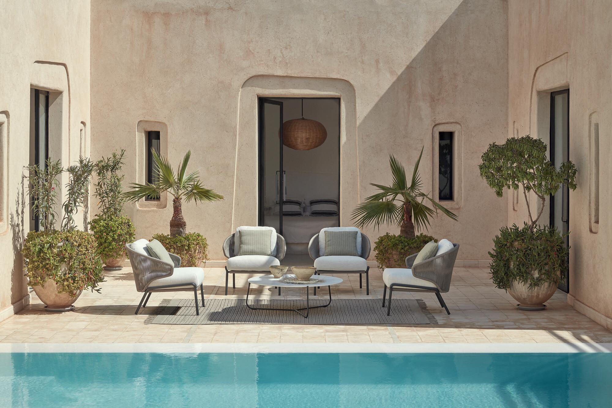 Radius lounge chairs with Mood side table on small terrace