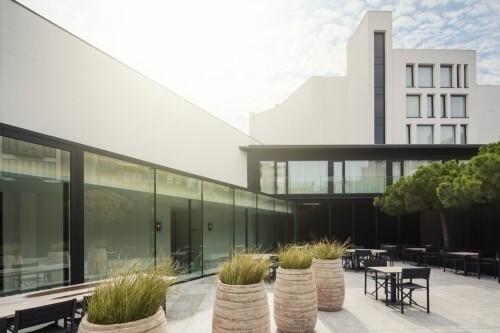 Parkhotel Curtrai con mobili da giardino