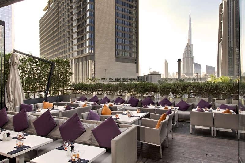 Terrasse sur le toit avec mobilier d'extérieur