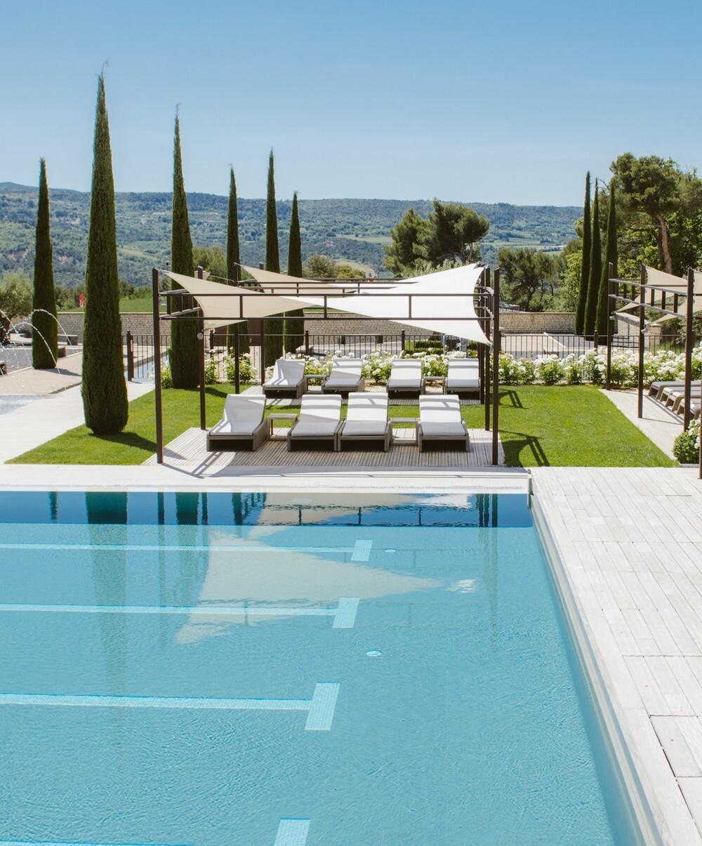Piscina con mobili da esterno
