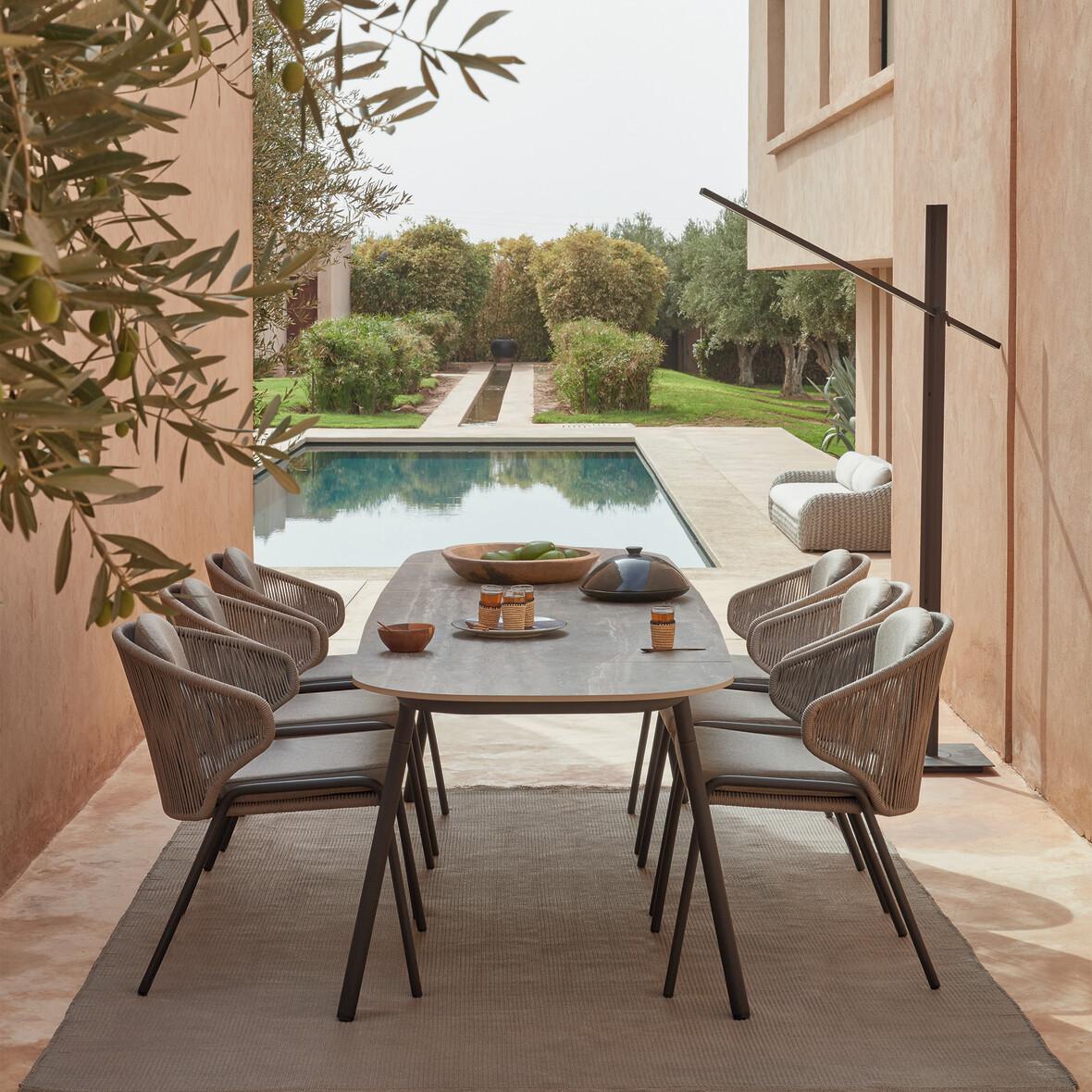 Buitentafel met stoelen