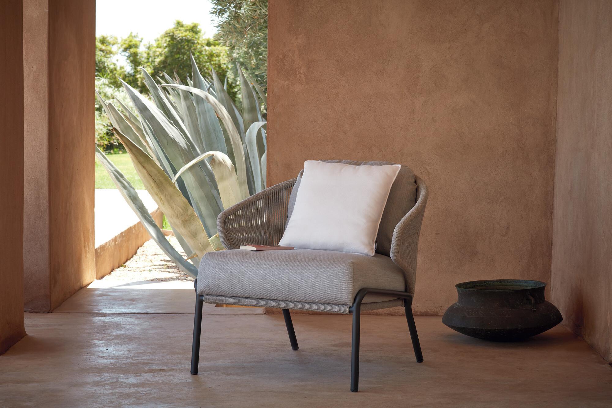 Radoc lounge chair in small patio
