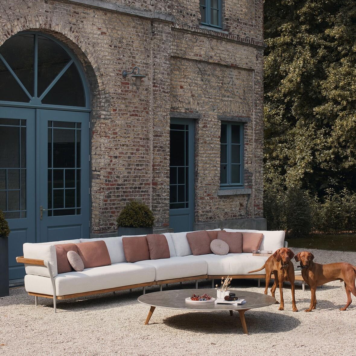Buiten lounge zetels met lage koffietafel